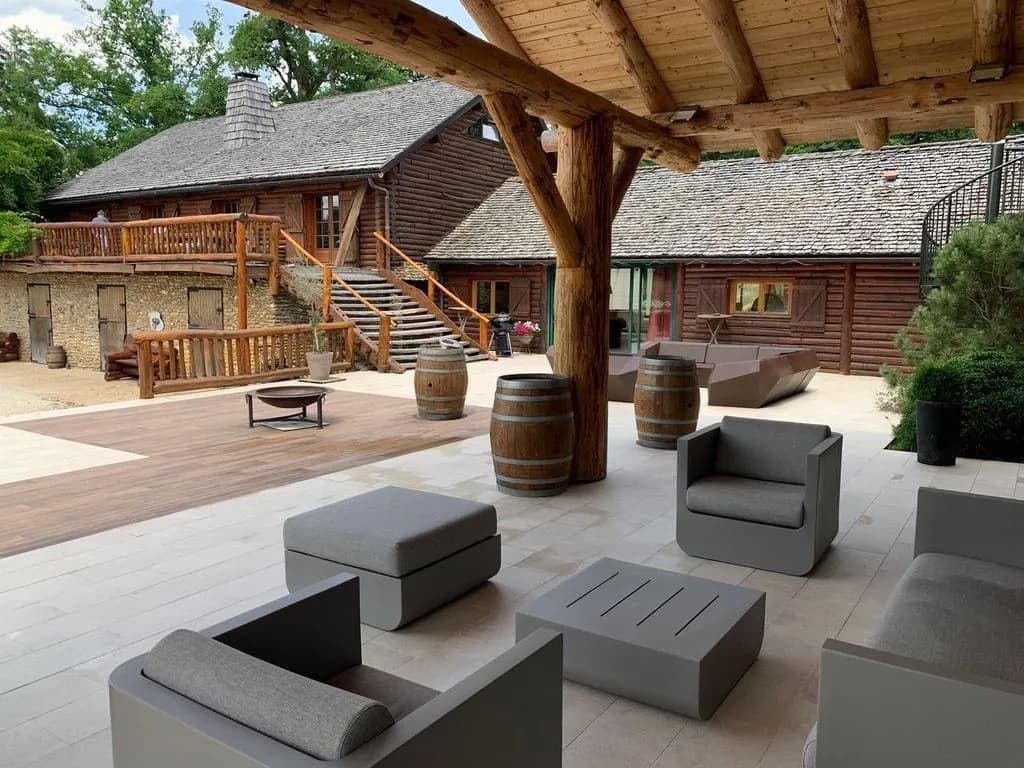 Intérieur Salle Sequoia — bois et lumière naturelle Domaine de la Butte Ronde