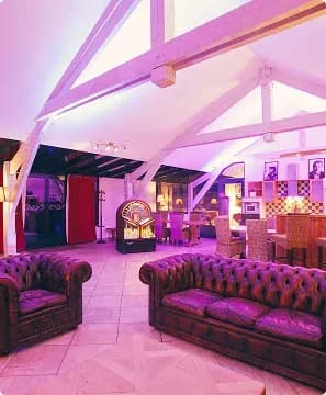 Salle de jeux du Lodge — billard, babyfoot, jeux d'arcade