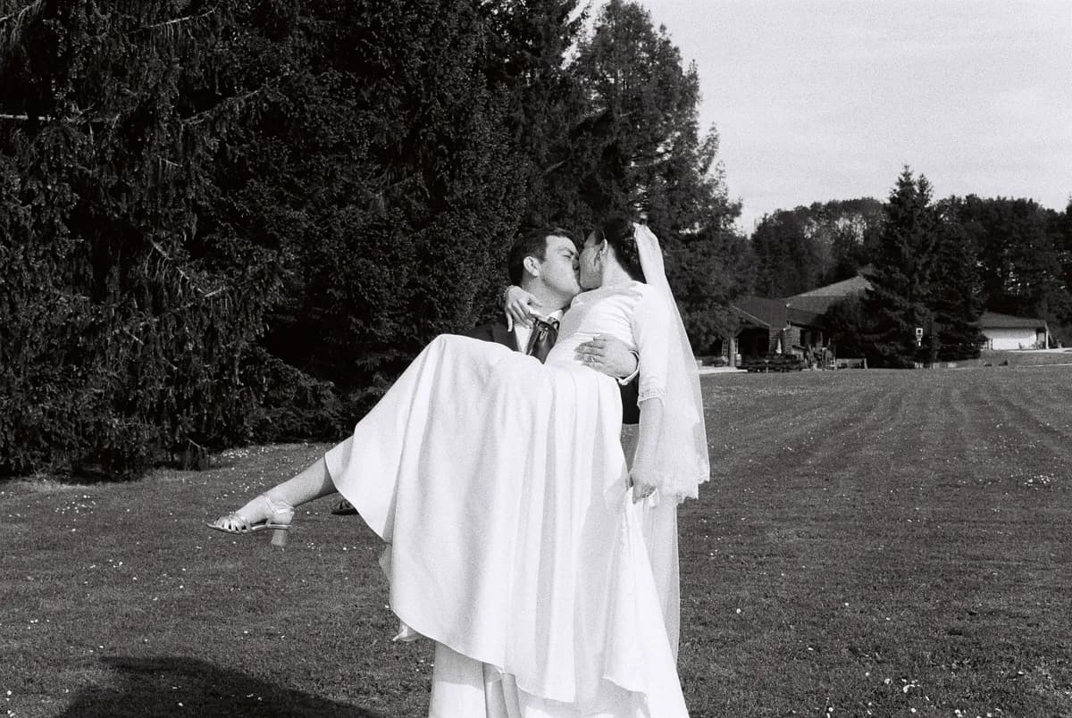Photo des mariés dans le parc