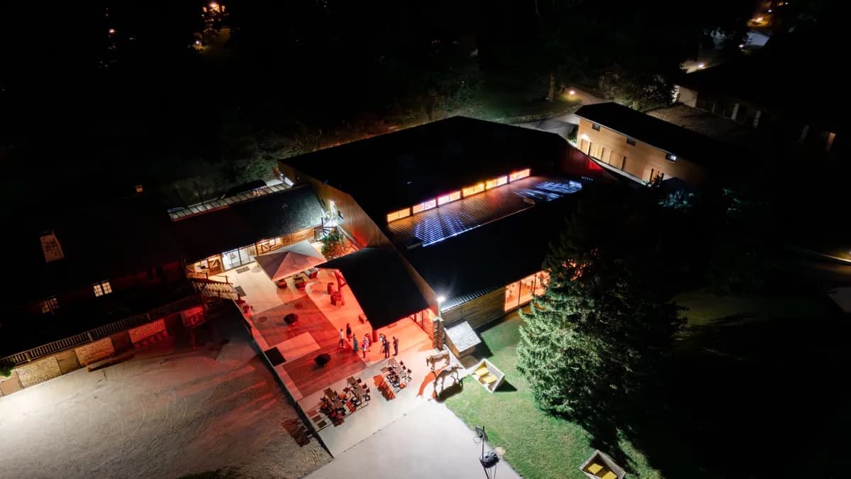 Salle Séquoia de nuit