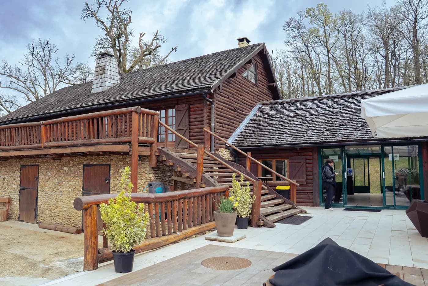Le Lodge — espace loisirs, salon cheminée et jeux, Domaine de la Butte Ronde