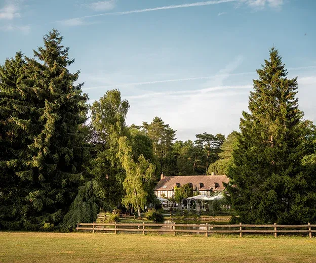 Parc arboré du Domaine de la Butte Ronde en Yvelines — vue sur les jardins pour une cérémonie de mariage en plein air